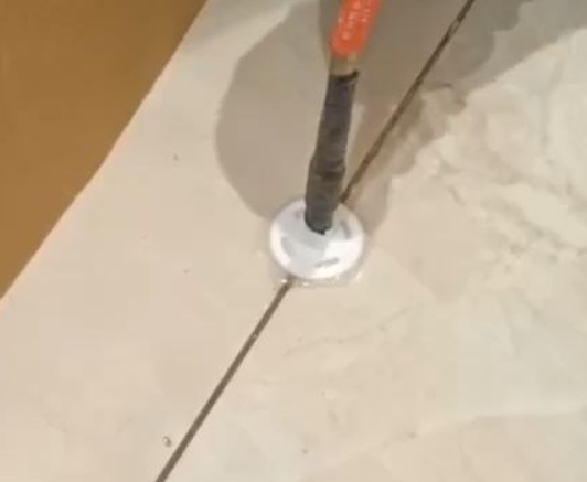 利津瓷砖空鼓维修公司专业解答瓷砖在铺贴过程中，如果没有涂抹均匀到位的粘结材料（如水泥砂浆或瓷砖胶），可能会导致以下问题