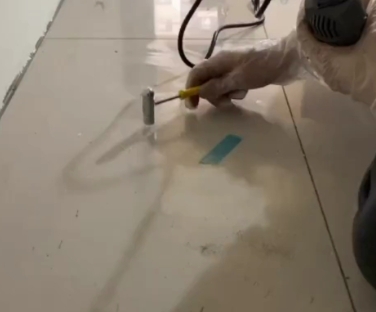 利津瓷砖开裂维修公司专业分享瓷砖在铺贴前如果没有沥干水分，将会导致以下问题